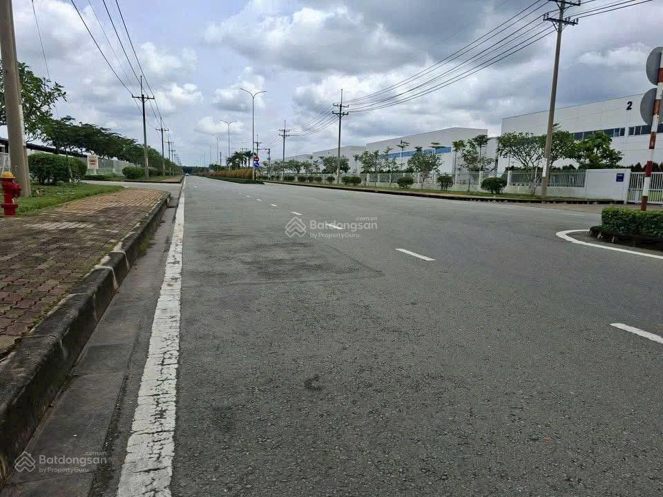 Bán 30.000m2 lô góc 2 mặt tiền tại kcn đồng xoài 1 đất đã đóng tiền 1 lần đến 2069, giá bán 65tỷ
