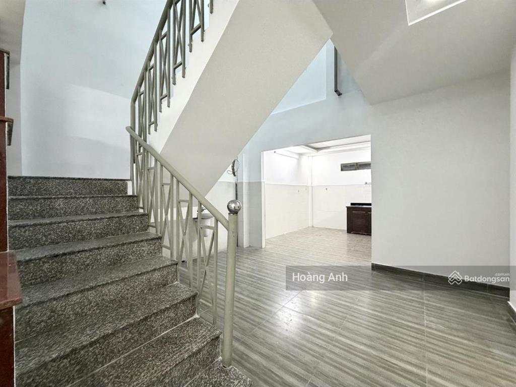 Hẻm xe hơi nhà 2 tầng  dt 90m2 ngang nhà lớn 4,7m