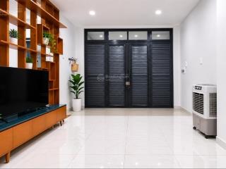 Nhà 2 mặt hẻm  oto đổ cửa  sổ a4  ngang hiếm 5m