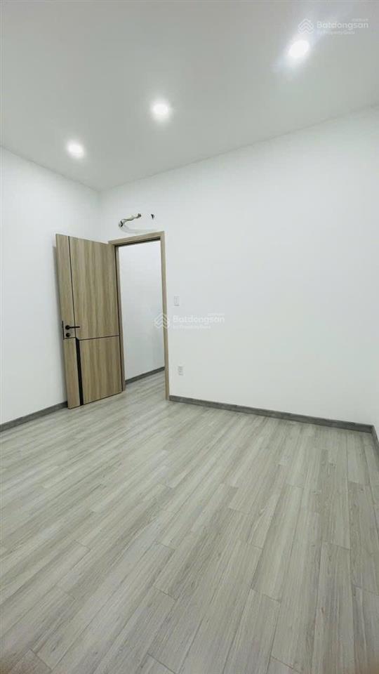 Giảm kịch sàn xả hàng phố hoa hồ thị kỷ