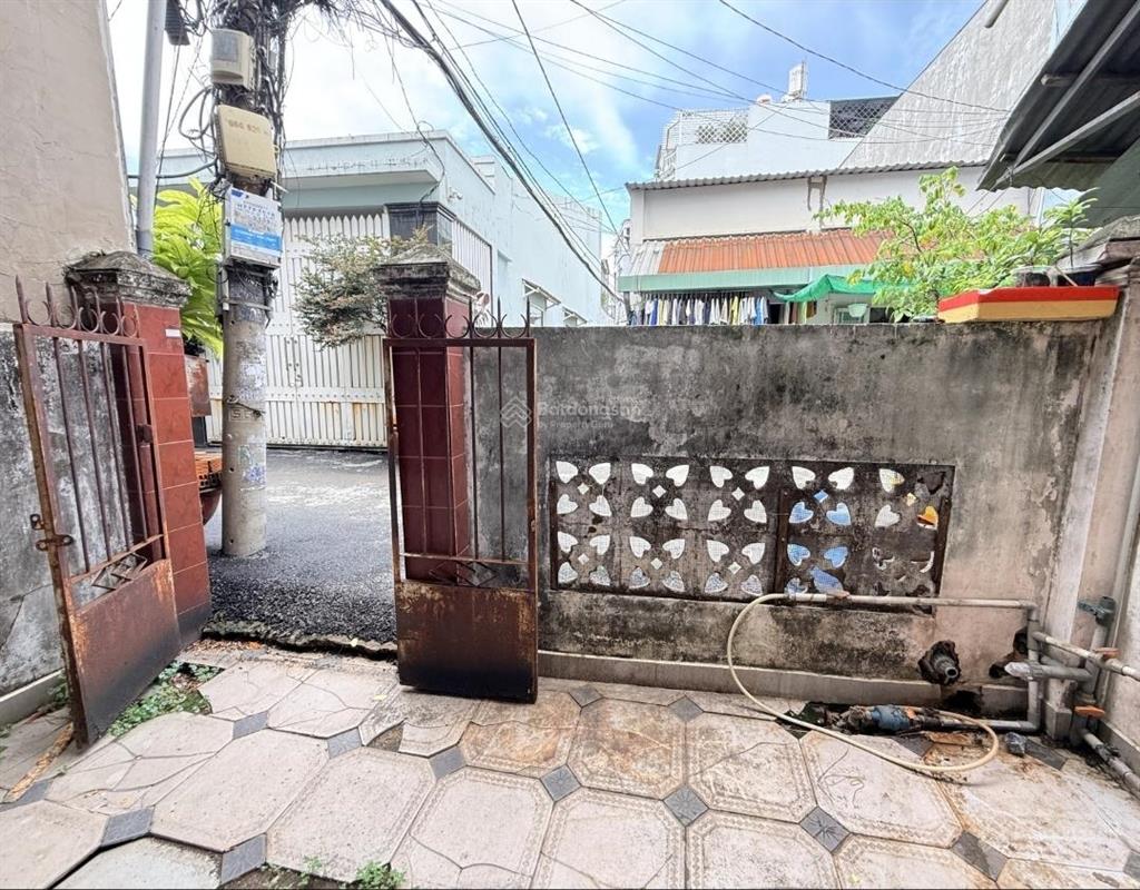 Hẻm xe hơi vf3  xây kiên cố, vài nước sơn như mới