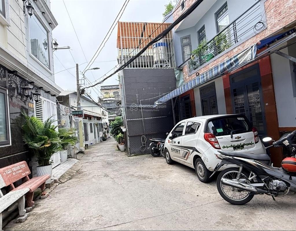 Hẻm xe hơi vf3  xây kiên cố, vài nước sơn như mới