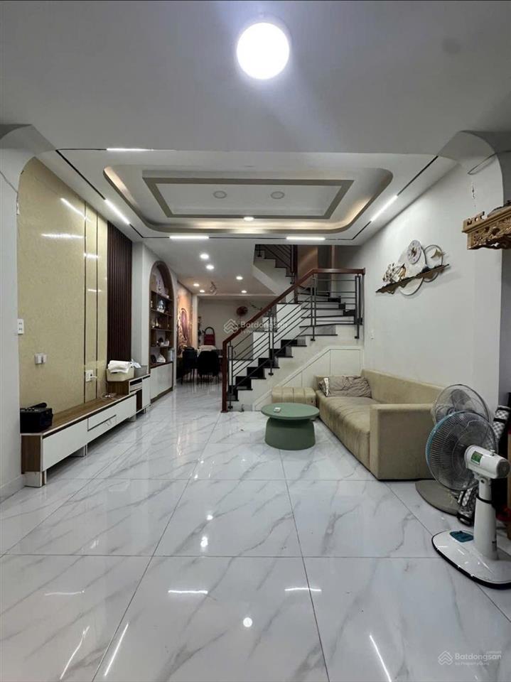 Giá chỉ nhỉnh 4 tỷ  hẻm thông  1 sẹc