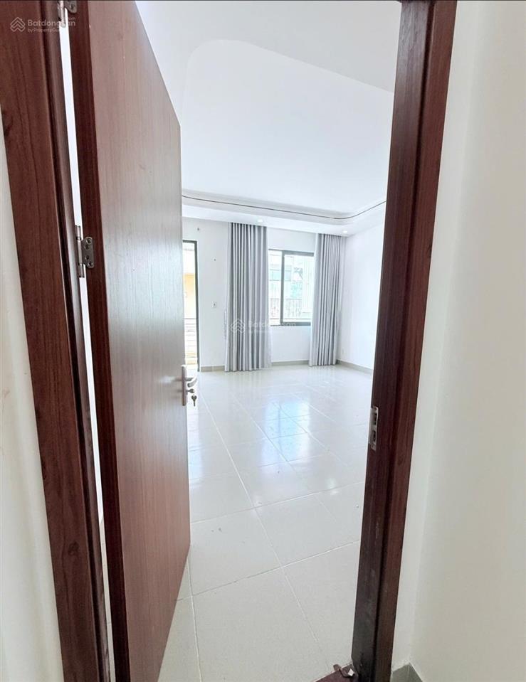 Sát mặt tiền  hẻm xe hơi  ngang hiếm 4,7m nở hậu 5m