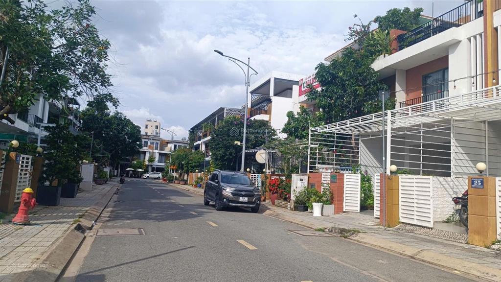 Hàng ngộp bán nhanh biệt thự sân vườn 3tầng 12,5m x 22m khu vip compound thăng long home hưng phú