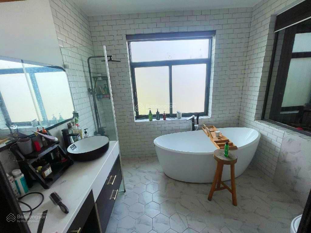 Hàng ngộp bán nhanh biệt thự sân vườn 3tầng 12,5m x 22m khu vip compound thăng long home hưng phú