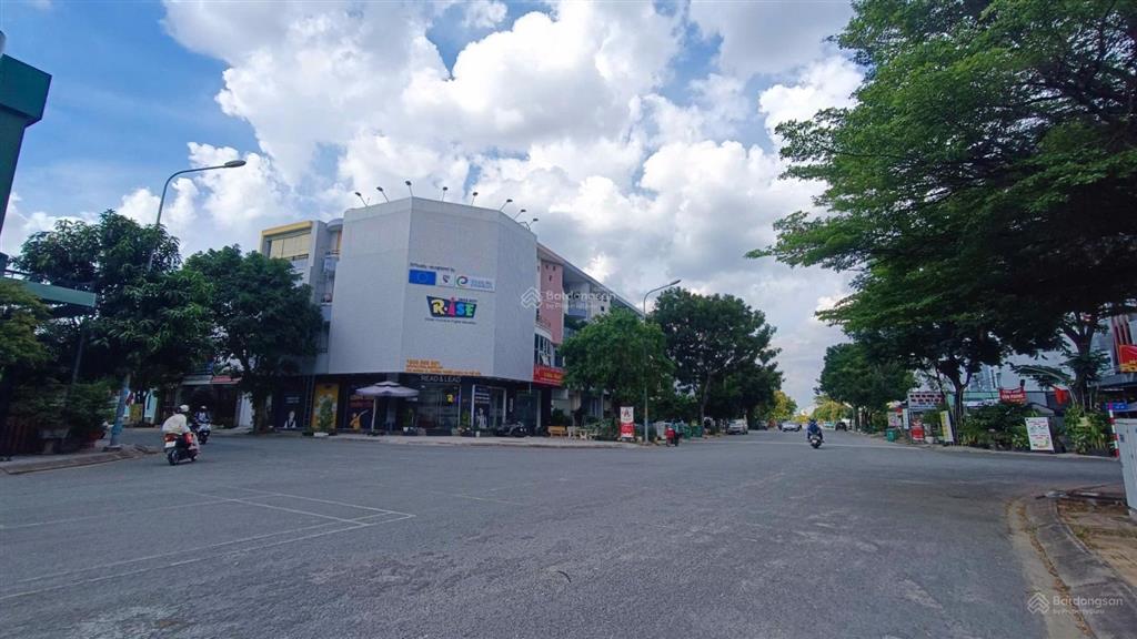 Gấp giảm 3 tỷ bán biệt thự lô góc 9m x 28m 4 tầng có thang máy kdc gia hòa quận 9 gần global city