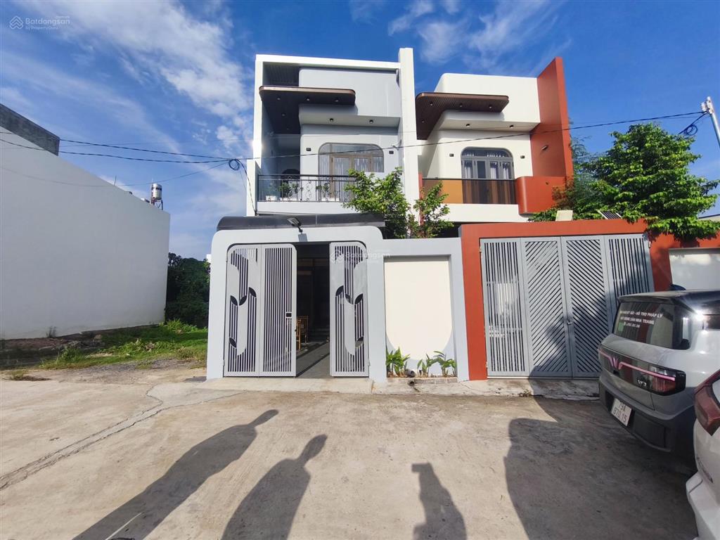 Bán nhà 1 trệt 1 lầu trung tâm diên khánh  diện tích 100m2 ngang 5m  3pn, 3wc  nhà đẹp hiện đại