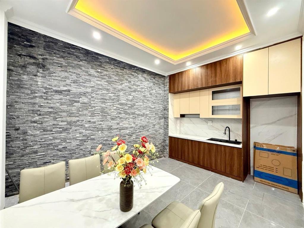 Nhà chính kinh mới đẹp ở ngay, thang máy , dt 38m 7t giá 11.8 tỷ