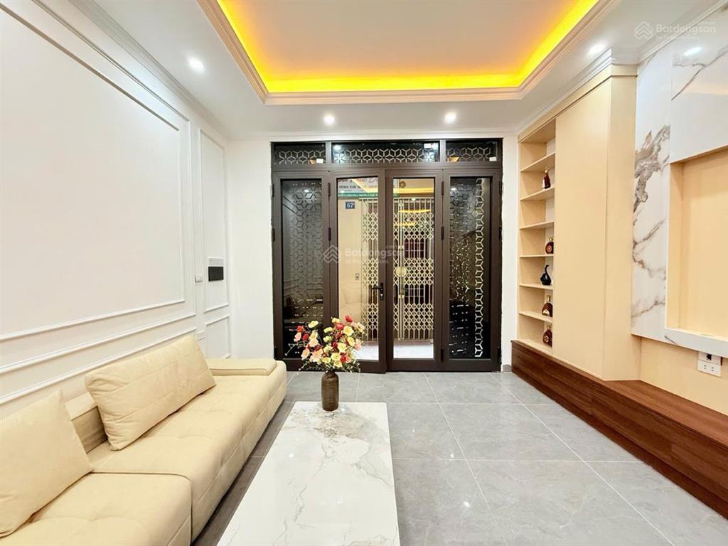 Nhà chính kinh mới đẹp ở ngay, thang máy , dt 38m 7t giá 11.8 tỷ