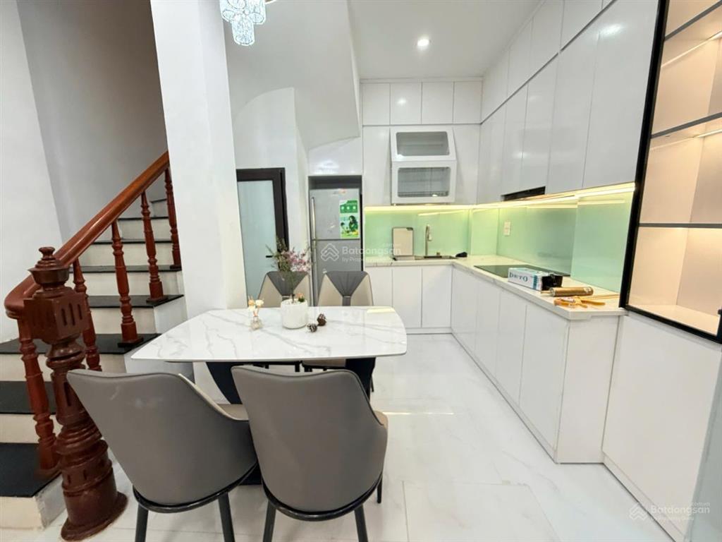 Nhà quan nhân,mới tinh ,full nội thất , 2 mặt thoáng ,ở luôn , dt 34 m 4 t giá 7.99tỷ .