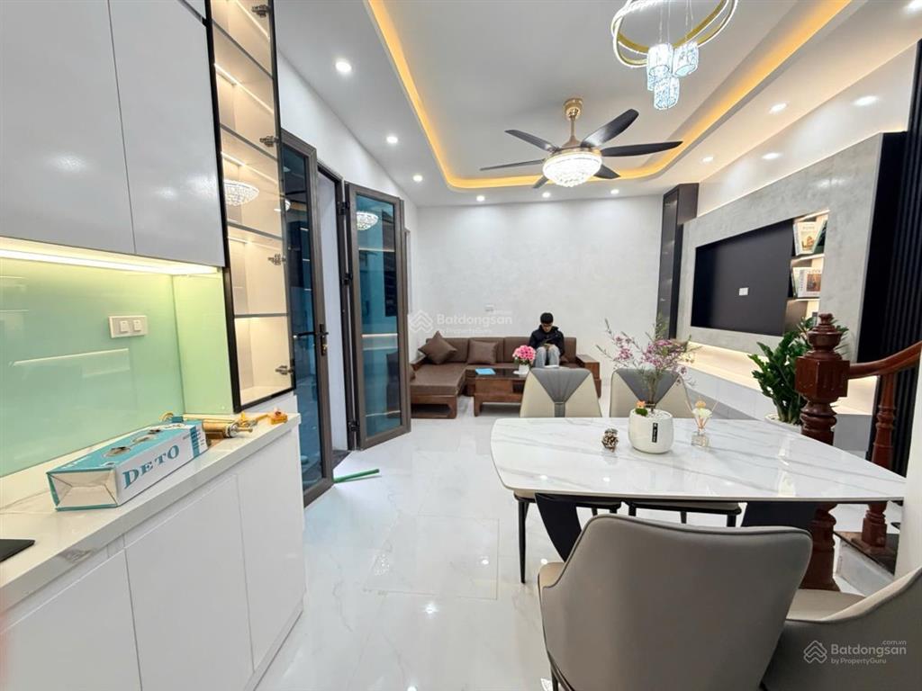 Chính kinh  ccmn dòng tiền  thang máy  lô góc  ô tô cách 10m  cách phố chính kinh 30 m