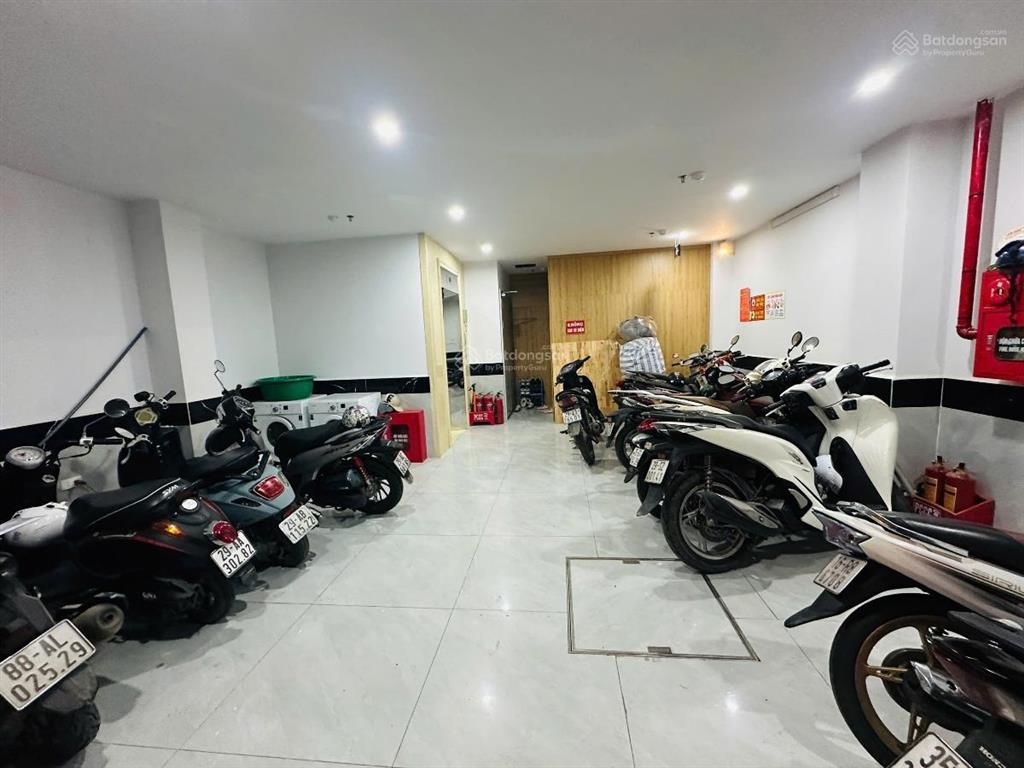 Chính kinh  ccmn dòng tiền  thang máy  lô góc  ô tô cách 10m  cách phố chính kinh 30 m