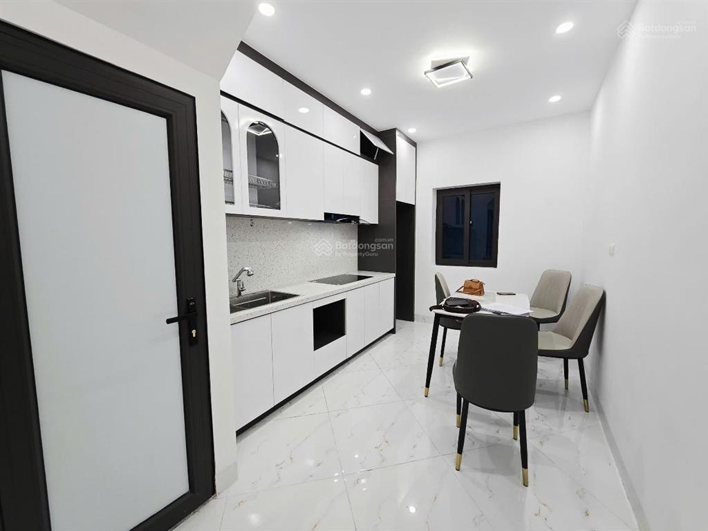 Chính kinh  ccmn dòng tiền  thang máy  lô góc  ô tô cách 10m  cách phố chính kinh 30 m