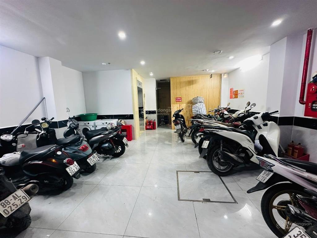 Chính kinh  ccmn dòng tiền  thang máy  lô góc  ô tô cách 10m  cách phố chính kinh 30 m
