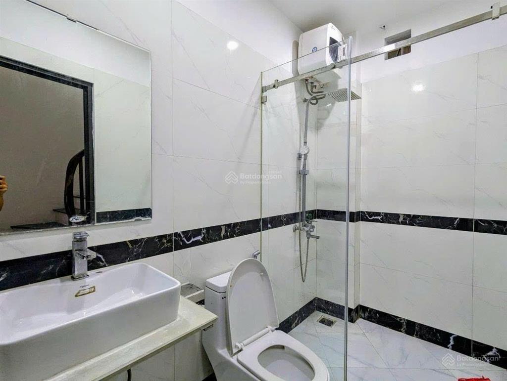 Chính kinh  nhà đẹp về ở ngay  cách phố chính kinh 20 m  cách đường vành đai 2,5 tầm 50m .