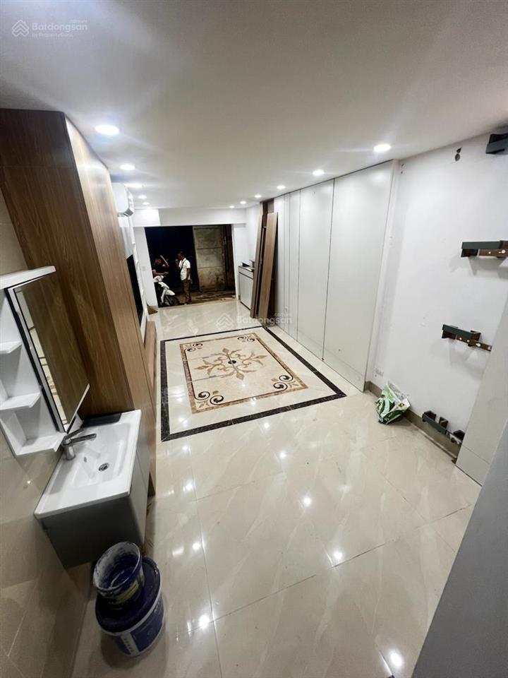 Quan nhân ô tô cách 20 m , thang máy , 6 tầng nội thất sin sò dt 40 m 6 t giá 12.9 tỷ .