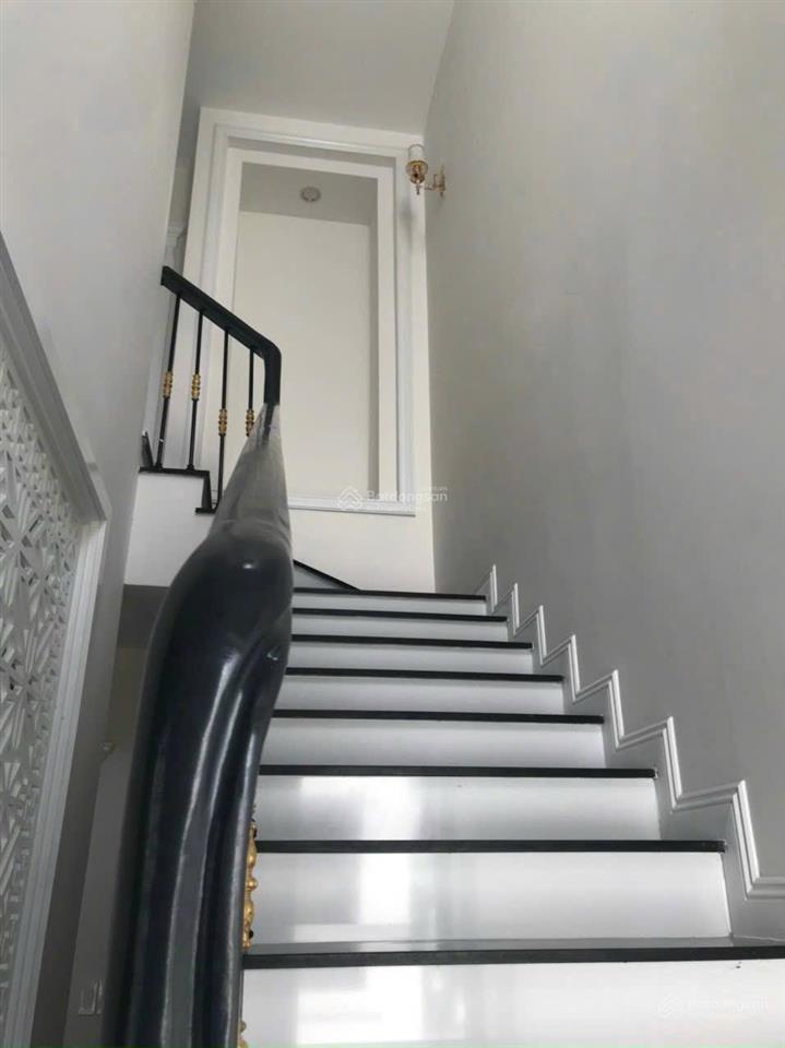 Nhà phố 1 trệt 2 lầu trung tâm bến lức full nội thất chỉ 12 triệu/tháng