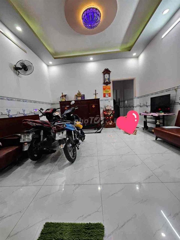 Nhà hai tầng còn mới sát đường lớn giá tốt khu vực