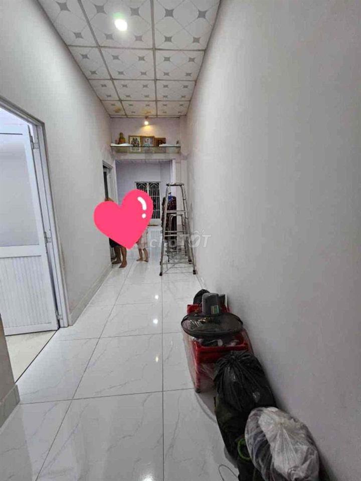 Nhà hai tầng còn mới sát đường lớn giá tốt khu vực