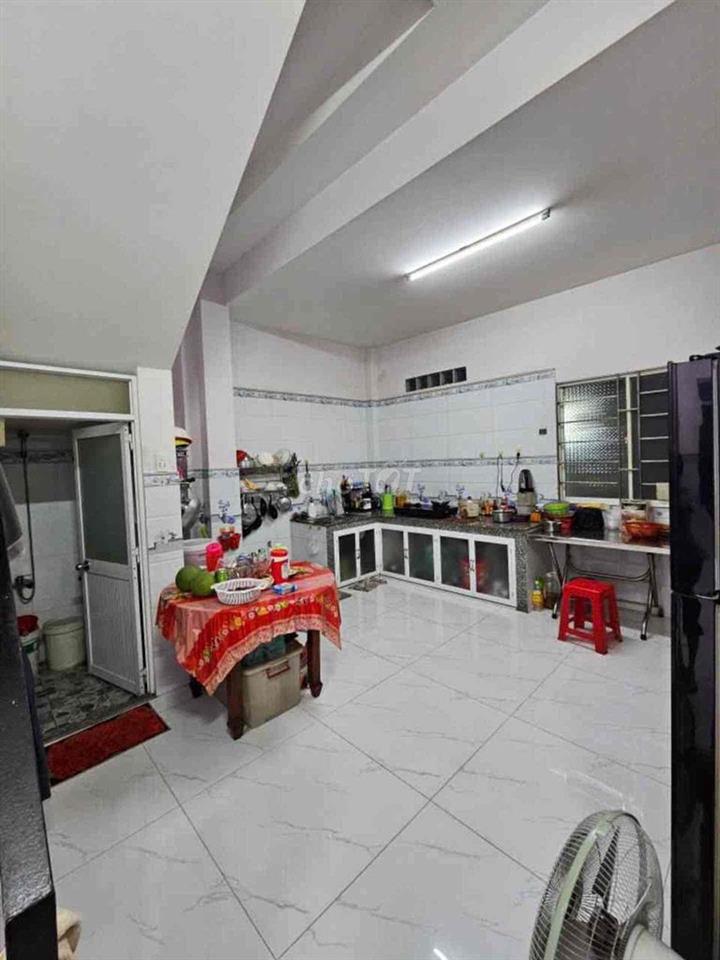 Nhà hai tầng còn mới sát đường lớn giá tốt khu vực