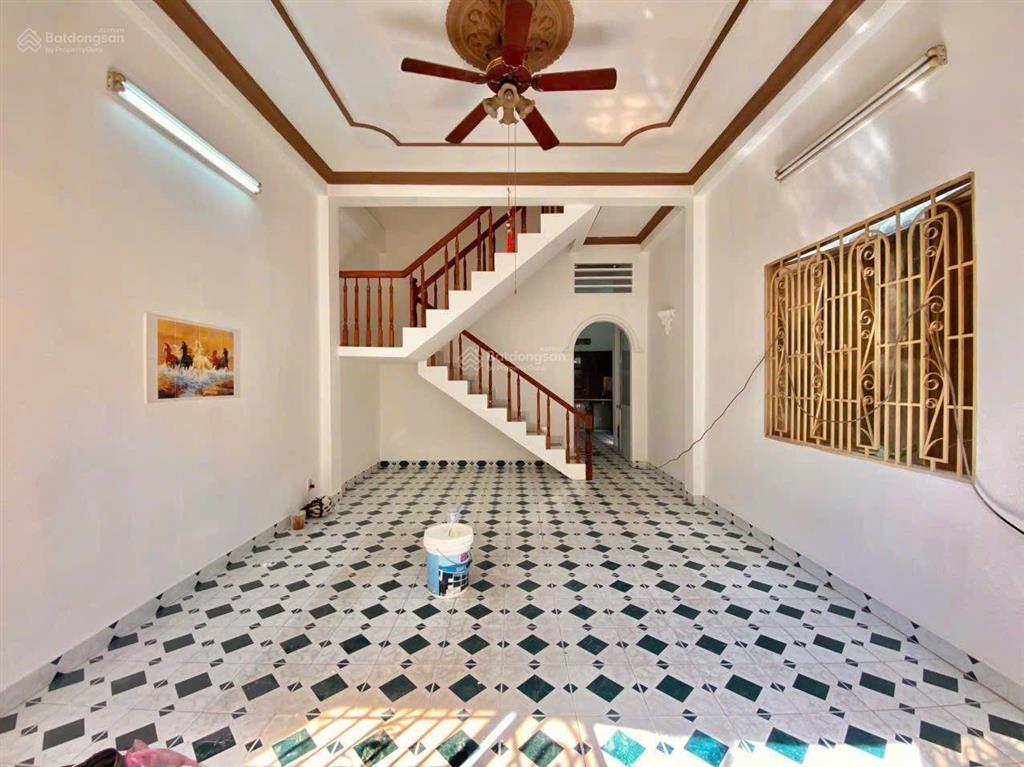 Giáp lê quang định, đang kinh doanh,sẵn thu tiền,ngang 5.4(nở hậu)68m,ô tô 4 chỗ, shr,cc ngay,8.8t