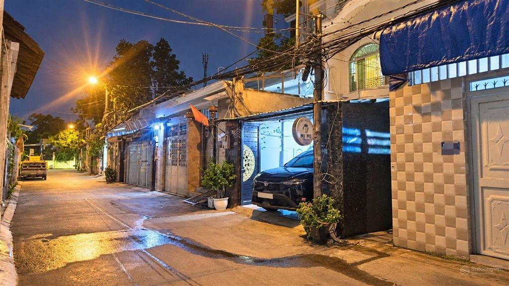 Nhà trường thọ, thủ đức, 70m, 6,3 tỷ ngang 5m hẻm 2 ô tô tránh có phòng ngủ tầng trệt,