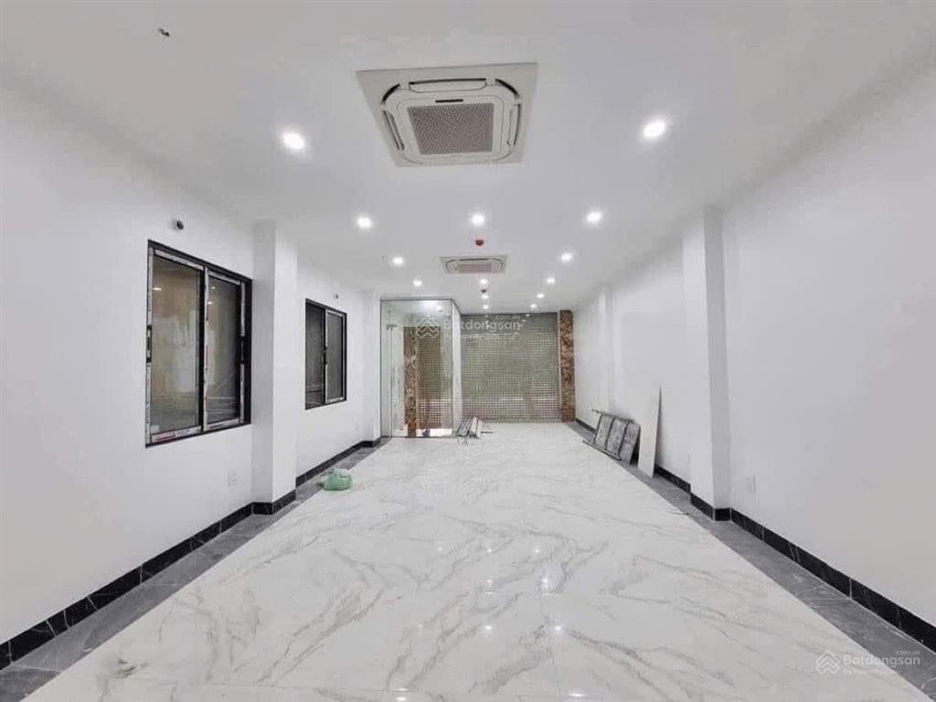 Bán tòa nhà văn phòng 9 tầng hoàng quốc việt 80m mặt đường ô tô tránh
