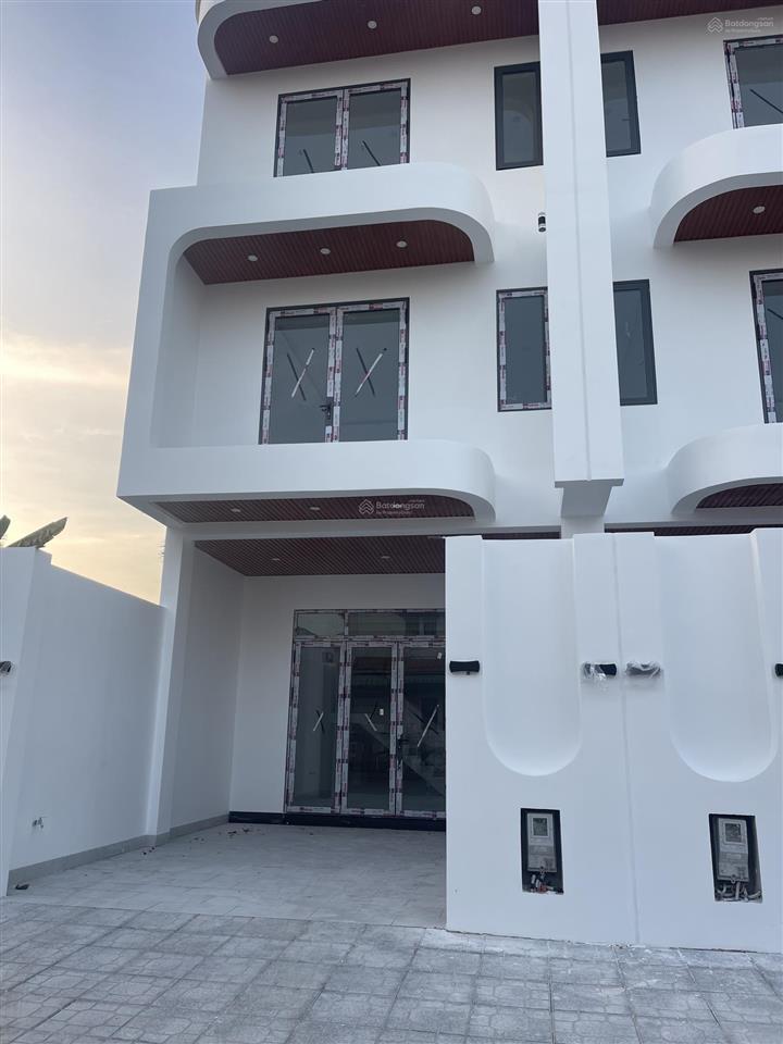 Cần bán nhà mới xây sổ hoàn công đầy đủ
