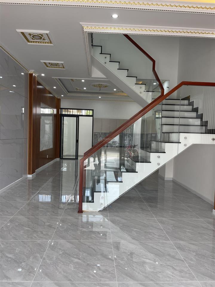 Cần bán nhà mới xây sổ hoàn công đầy đủ