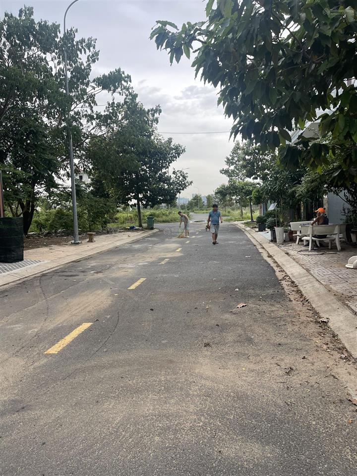 Cần bán lô đất hai mặt tiền đường 21m hướng đông nam trục shop khu đô thị long hưng city