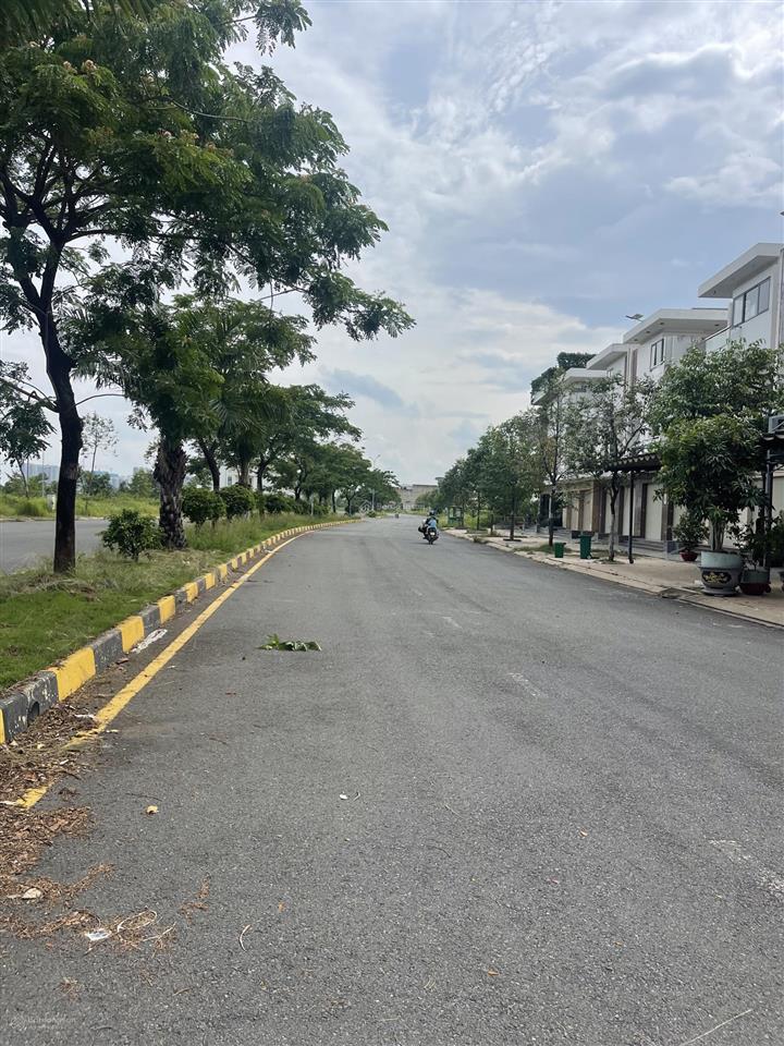 Cần bán lô đất hai mặt tiền đường 21m hướng đông nam trục shop khu đô thị long hưng city