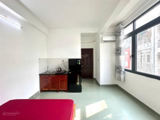 Phòng cửa sổ lớn có thang máy gần công viên làng hoa