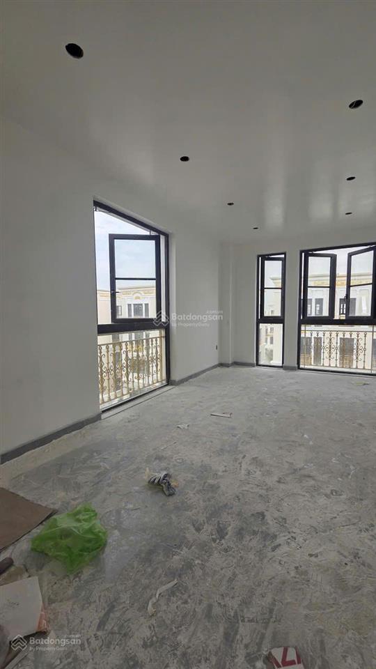 Song lập phân khu hoàng gia, đã hoàn thiện full 4 tầng, giá 13,5 tỷ, 180m2