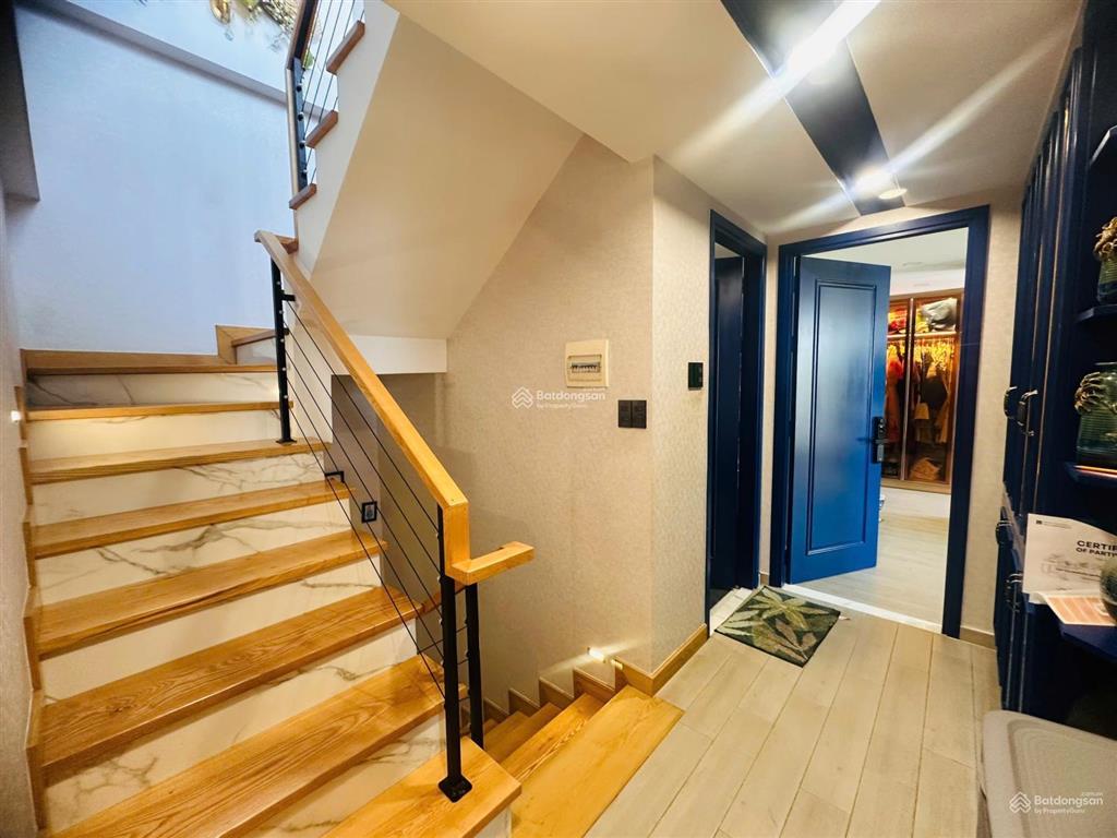 Penthouse sky garden 3, 15 tỷ, 240m2  3pn  3wc  2pđn, view đẹp, pháp lý đầy đủ