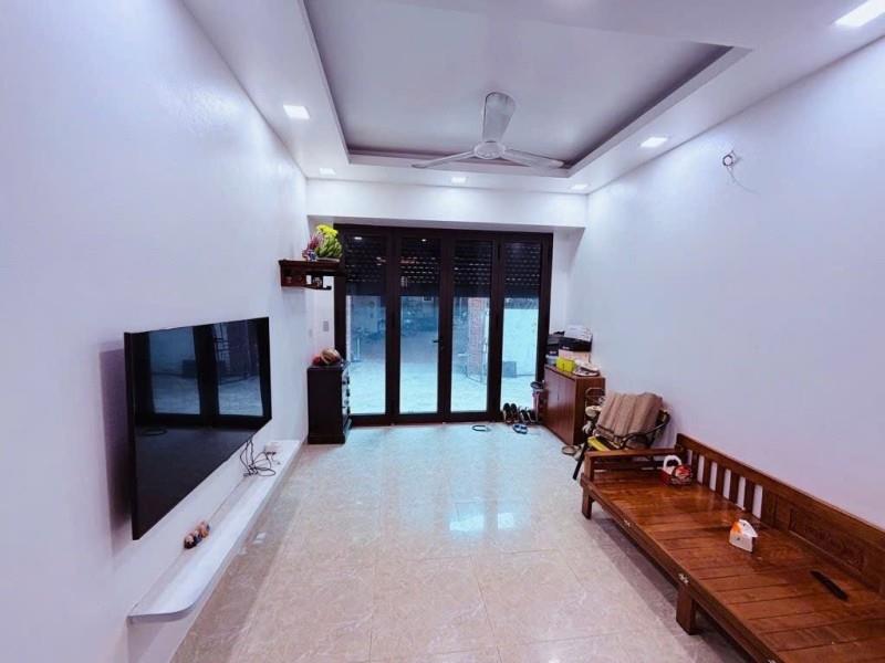 BÁT KHỐI – Ô TÔ ĐỖ CỬA – FULL NỘI THẤT – 2 THOÁNG