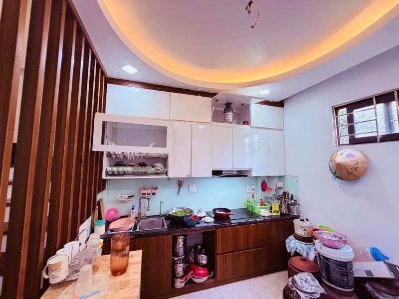 BÁT KHỐI – Ô TÔ ĐỖ CỬA – FULL NỘI THẤT – 2 THOÁNG
