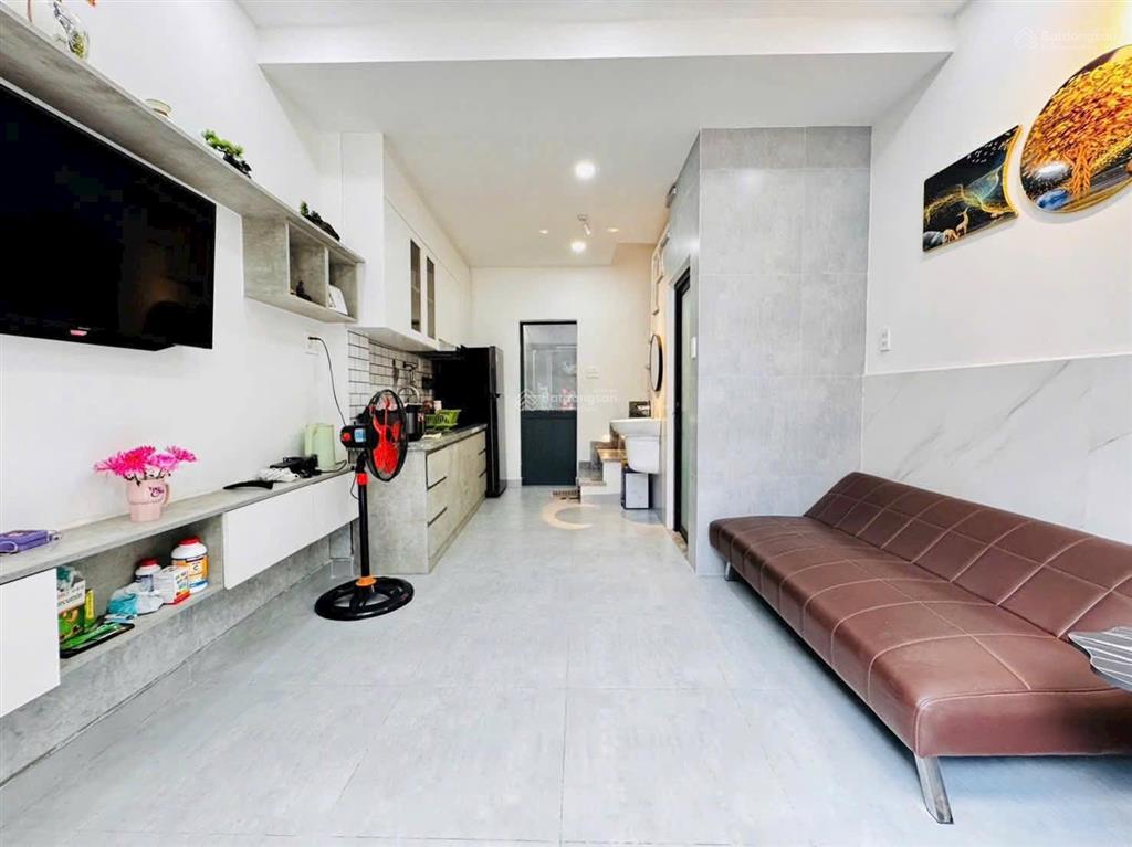 Chủ ngộp bán gấp nhà 3 tầng hoàn công đủ  3 phòng ngủ chỉ hơn 3 tỷ