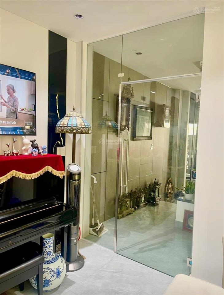 Bán nhà hải châu 3 mê, 5pn, đường 5,5m vỉa hè 3m, gần chợ đầu mối,nội thất cao cấp, vào ở ngay!