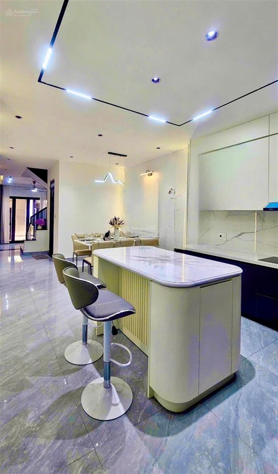 Bán nhà hải châu 3 mê, 5pn, đường 5,5m vỉa hè 3m, gần chợ đầu mối,nội thất cao cấp, vào ở ngay!