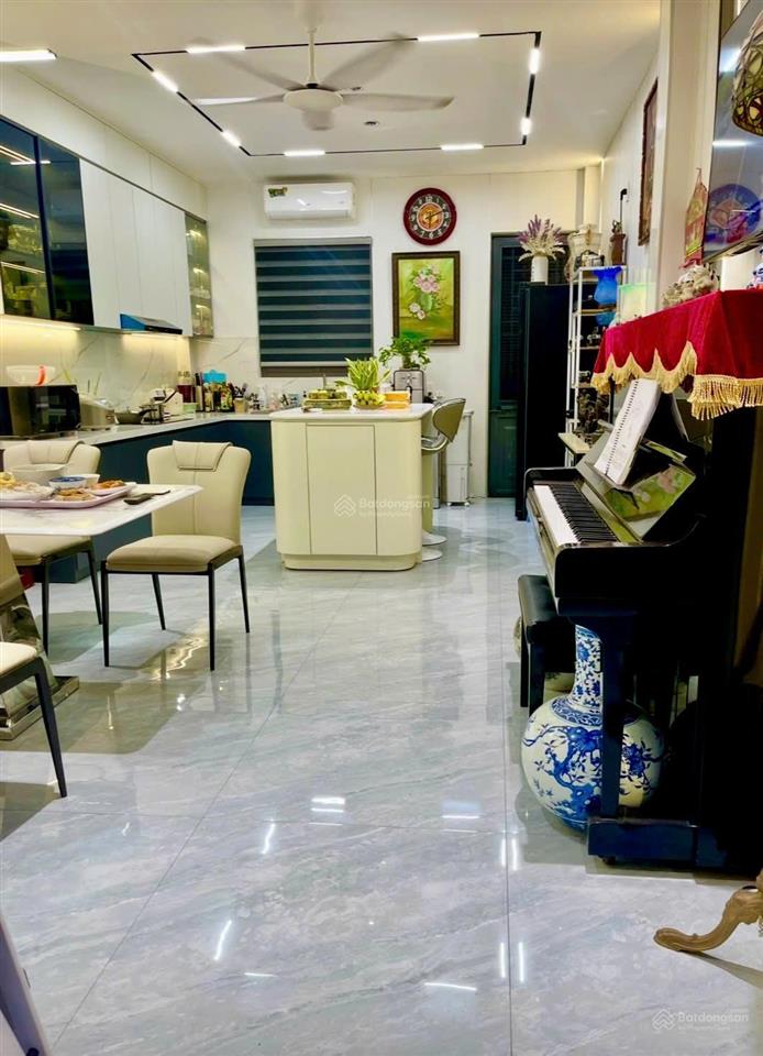 Bán nhà hải châu 3 mê, 5pn, đường 5,5m vỉa hè 3m, gần chợ đầu mối,nội thất cao cấp, vào ở ngay!