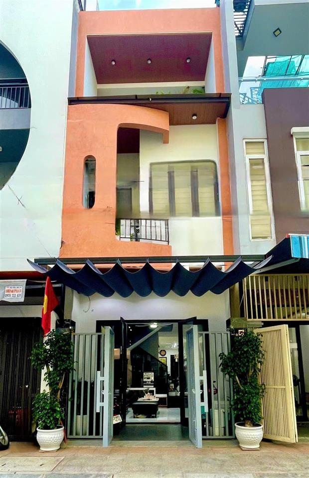 Bán nhà hải châu 3 mê, 5pn, đường 5,5m vỉa hè 3m, gần chợ đầu mối,nội thất cao cấp, vào ở ngay!