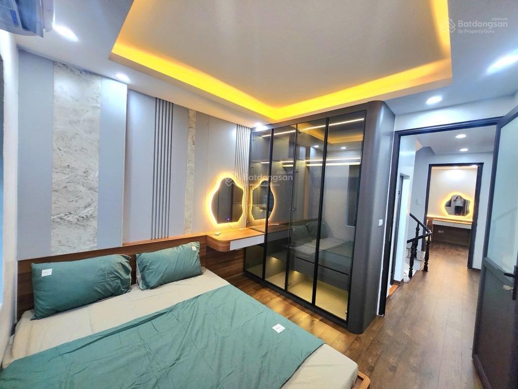 Bán nhà 4 tầng mới sàn gỗ cao cấp, nội thất cơ bản đã trang bị gồm điều hòa, bình nóng lạnh, tủ bếp