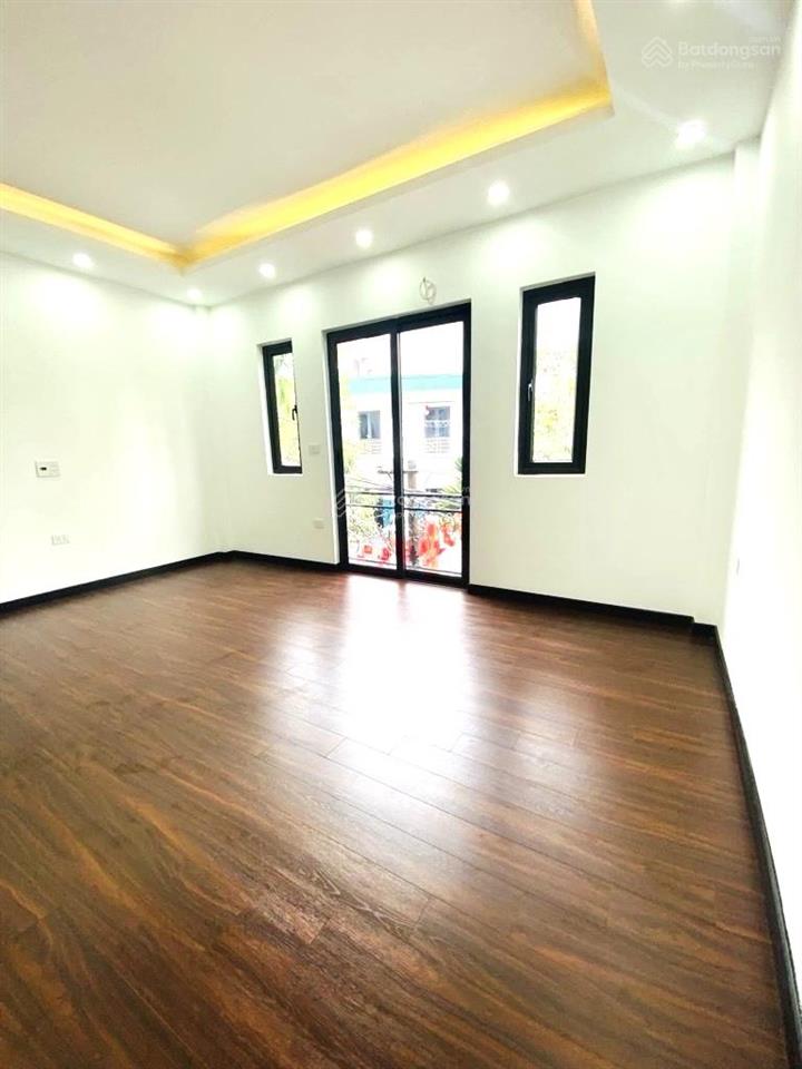 Bán nhà 4 tầng mới sàn gỗ cao cấp, nội thất cơ bản đã trang bị gồm điều hòa, bình nóng lạnh, tủ bếp