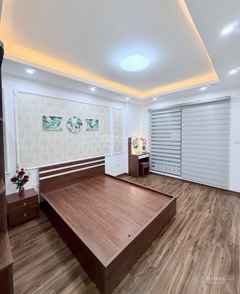 Bán nhà 4 tầng mới sàn gỗ cao cấp, nội thất cơ bản đã trang bị gồm điều hòa, bình nóng lạnh, tủ bếp