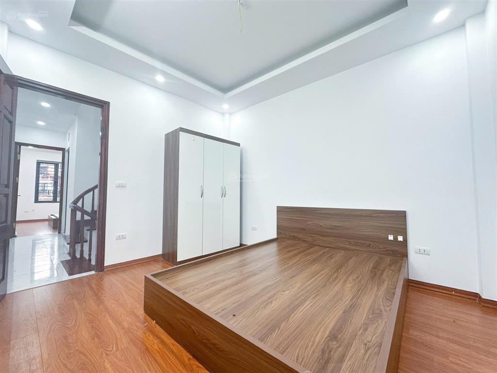 Gia đình bán nhà riêng 216/8 đê la thành, cách mặt phố xã đàn 50m