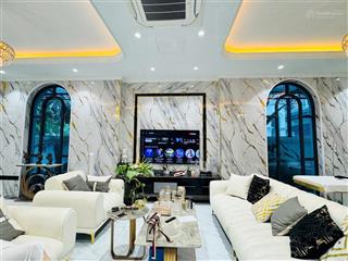 Cho thuê biệt thự nội thất luxury đẹp như ảnh, thang máy tới tầng4, sân vườn tiểu cảnh tiện ích