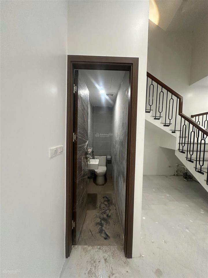 Cho thuê shophouse 5 tầng, thang máy tới tầng 5, mới tinh chưa qua sử dụng, mặt đường lớn, đông dân