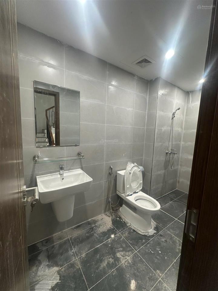 Cho thuê shophouse 5 tầng, thang máy tới tầng 5, mới tinh chưa qua sử dụng, mặt đường lớn, đông dân
