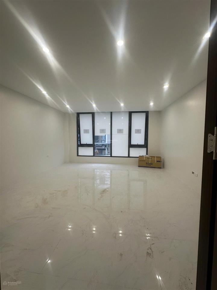 Cho thuê shophouse 5 tầng, thang máy tới tầng 5, mới tinh chưa qua sử dụng, mặt đường lớn, đông dân